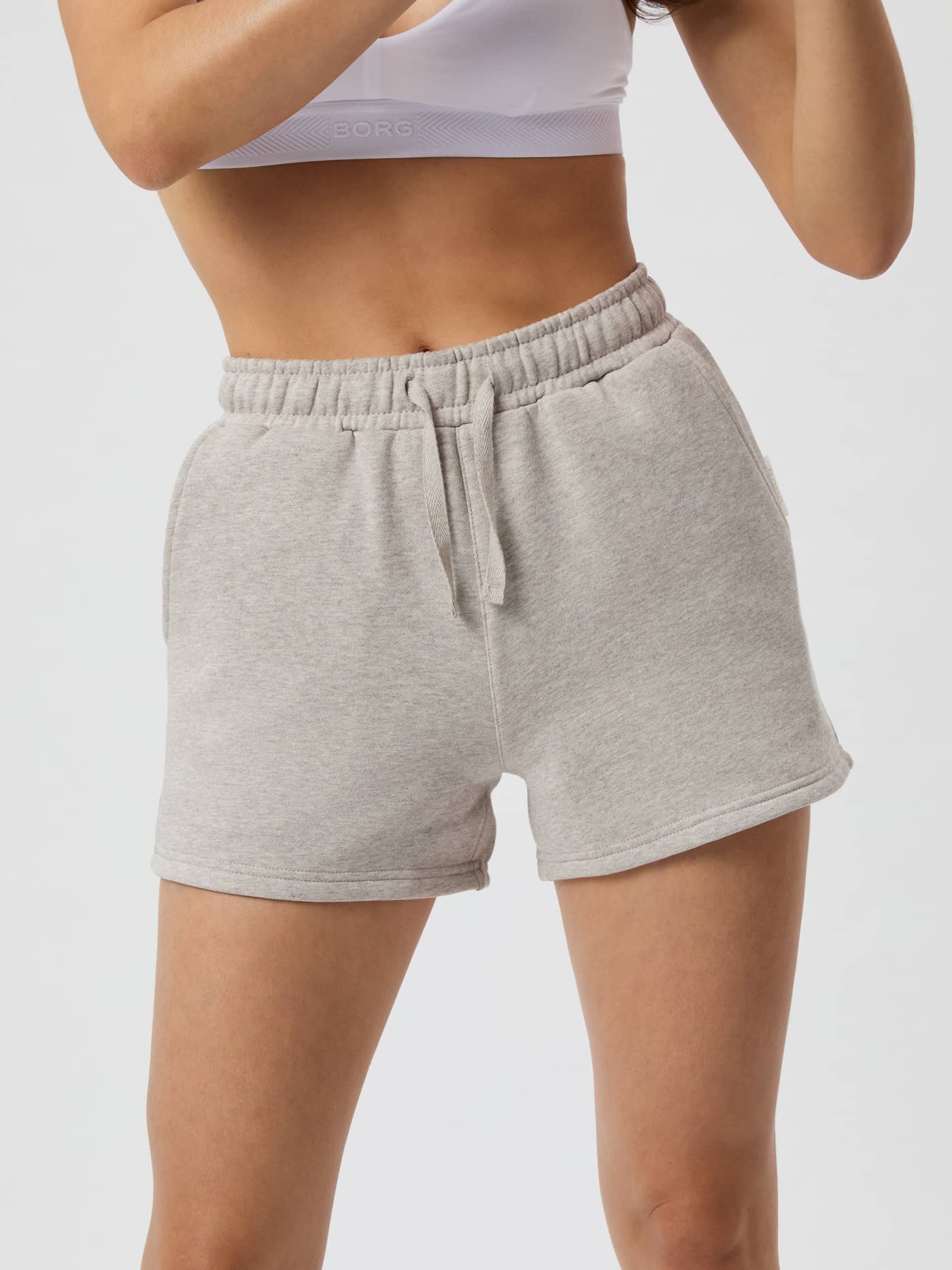 Framifrån på en modell i Björn Borg Centre Sweatshorts i Light Brown Melange (Beige) med regular fit. - Image 2
