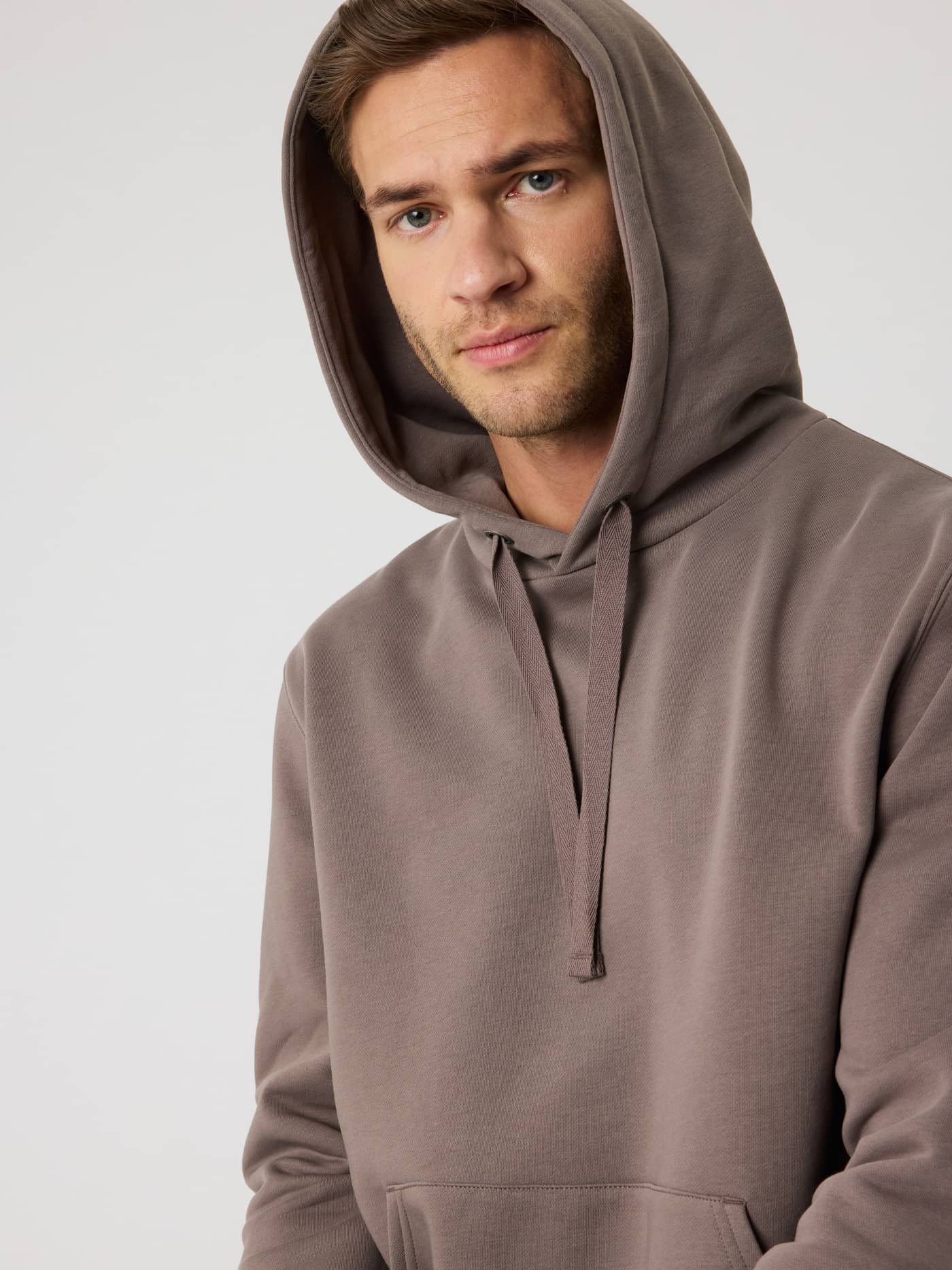 Close-up vooraanzicht van een man in de Björn Borg Centre Hoodie in Falcon (Bruin) met de capuchon op. - Image 5