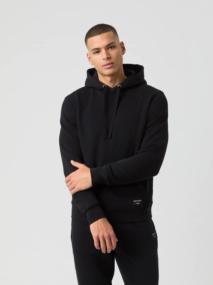 Centre Hoodie i Black Beauty (Sort) set forfra på en model med en klassisk pasform og stilfuldt design.