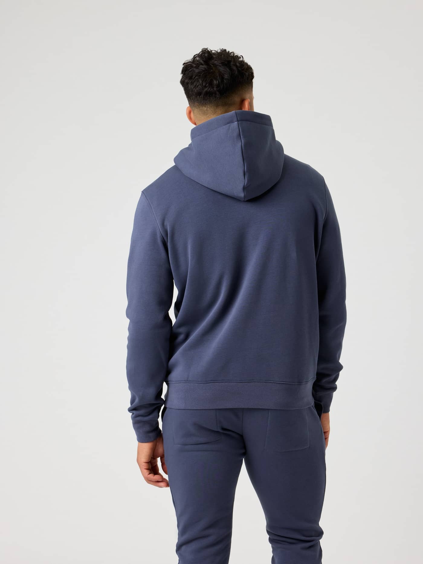 Rückansicht eines Mannes im Björn Borg Centre Hoodie in Odyssey Gray (Blau) mit stylischem Fit und funktionellem Design. - Image 2