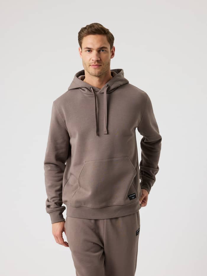Vue de face du Centre Hoodie en Falcon (Marron) en coton mélangé, avec une coupe régulière alliant style et confort.