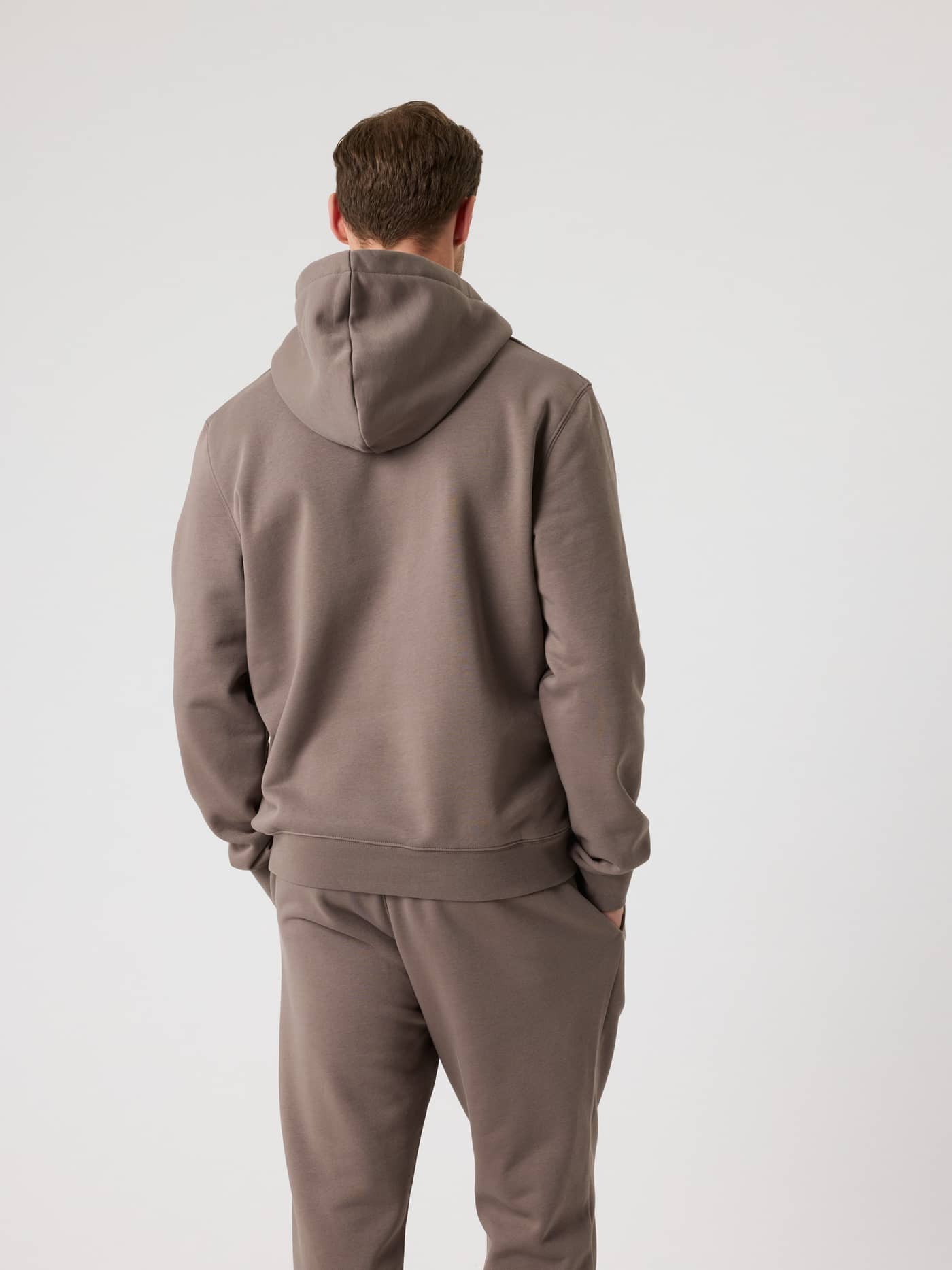 Achteraanzicht van een man in de Björn Borg Centre Hoodie in Falcon (Bruin) met een comfortabele normale pasvorm. - Image 2