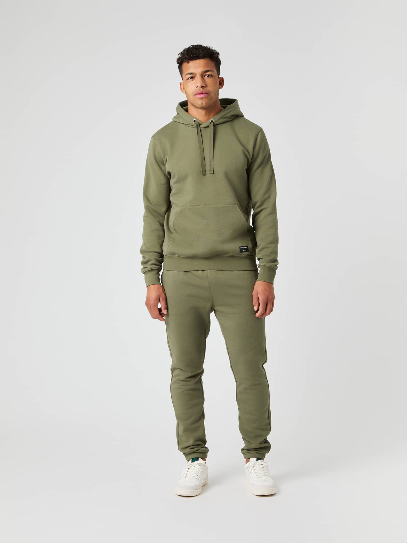 Björn Borg Centre Hoodie en bijpassende broek in Dusty Olive (Groen), getoond in een volledig vooraanzicht. - Image 3