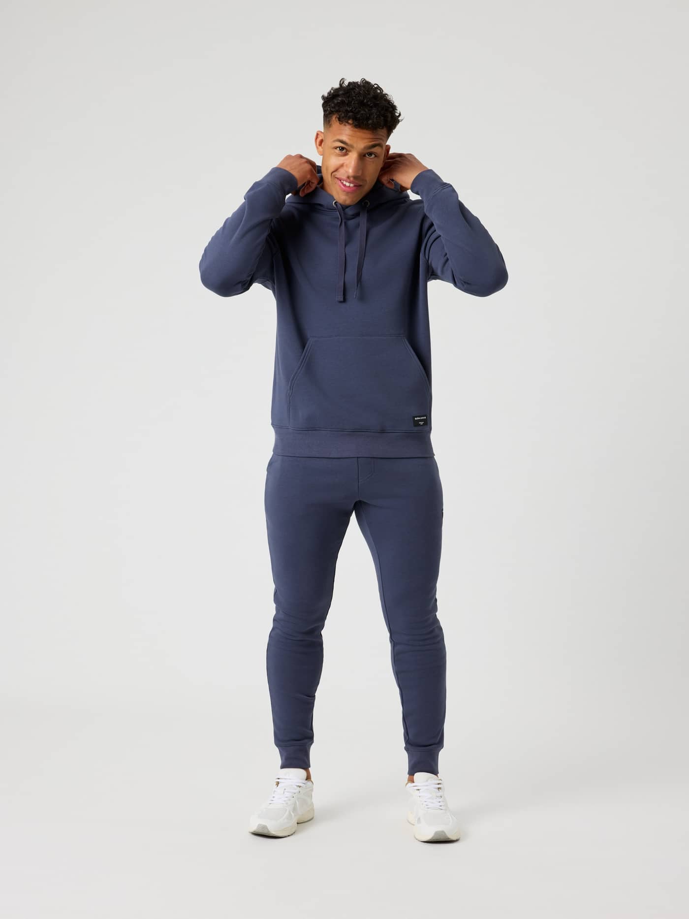 Vorderansicht eines Mannes im Björn Borg Centre Hoodie in Odyssey Gray (Blau), normale Passform, Jogginghose, schwarzes Logo. - Image 3