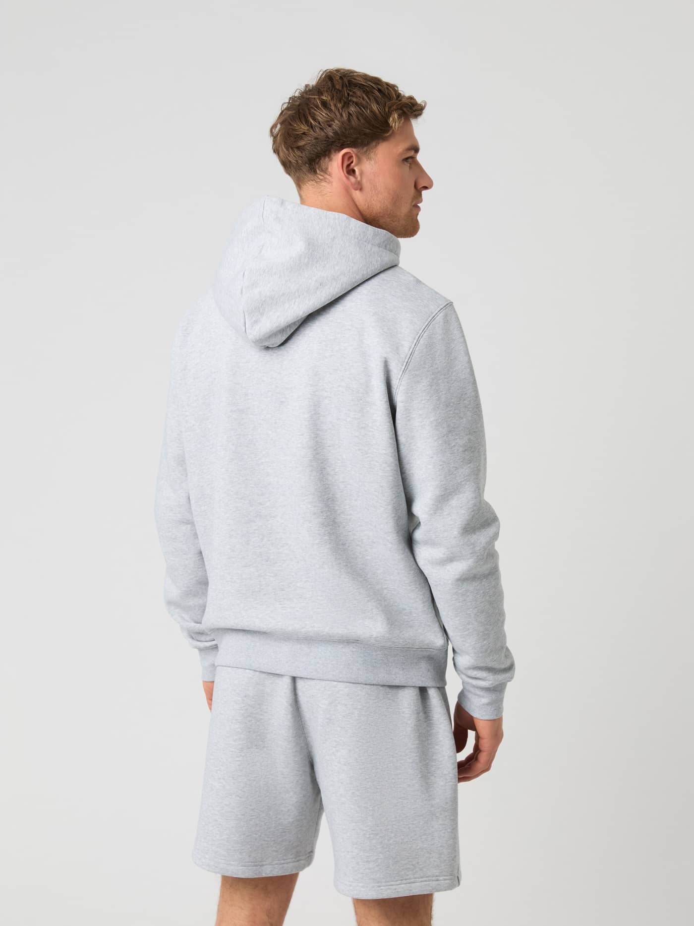 Rückansicht eines Mannes im Centre Hoodie in Light Grey Melange (Grau) mit stilvoller und bequemer Passform. - Image 2