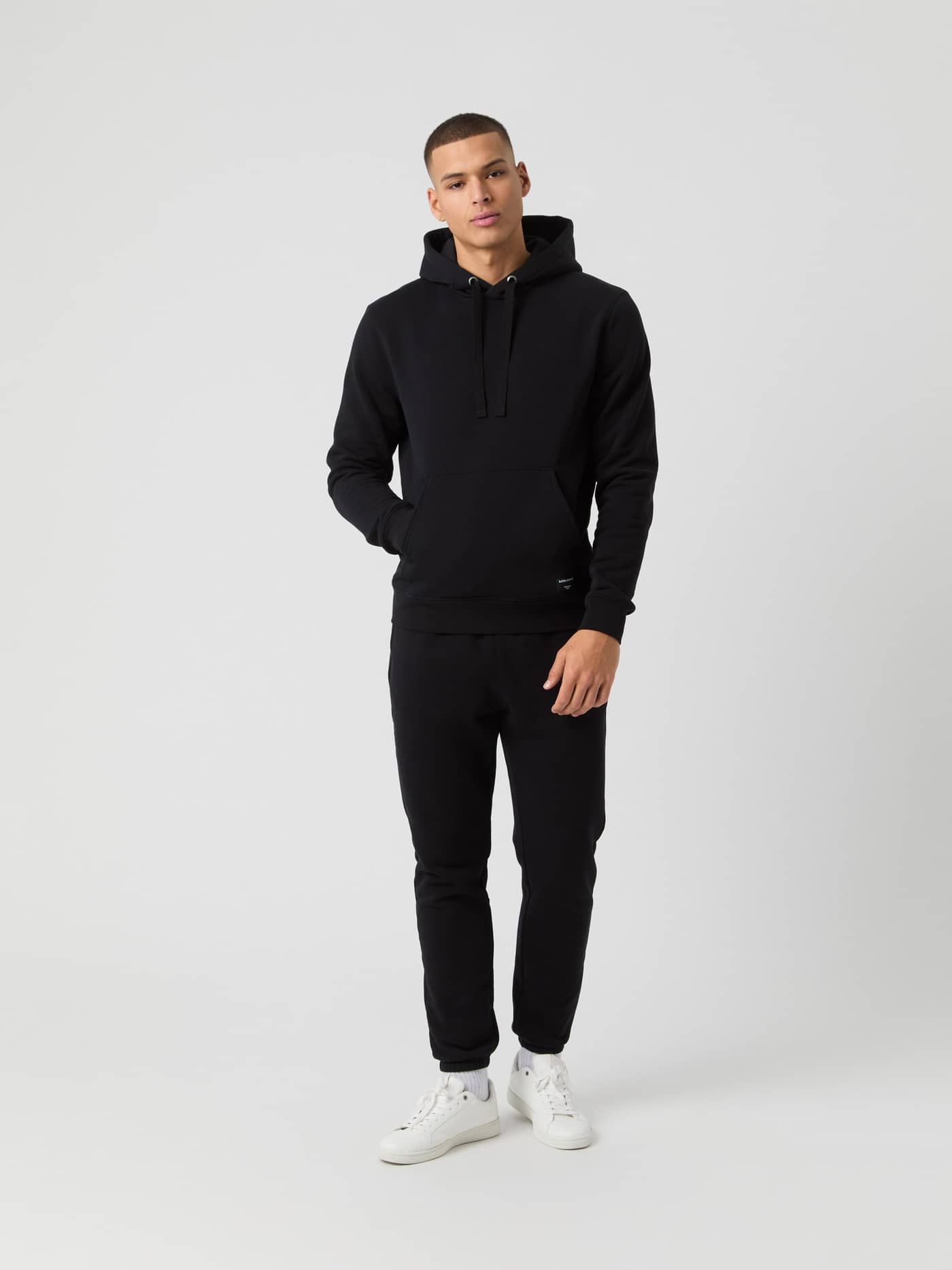 Björn Borg Centre Hoodie in Black Beauty (Zwart) met een stijlvolle pasvorm, bijpassende joggingbroek en witte sneakers. - Image 3