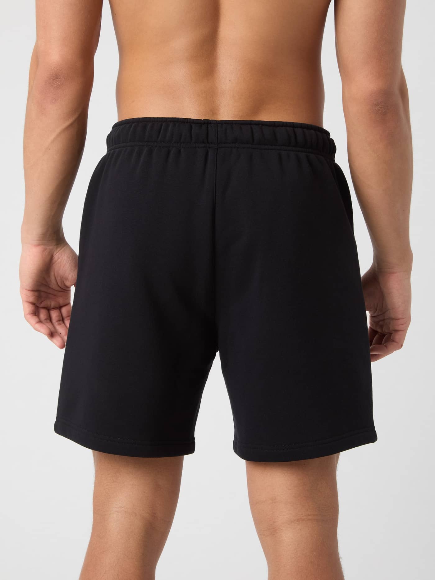 Vue de dos d'un homme portant le Centre Sweatshorts Björn Borg en Black Beauty (Noir) avec une coupe régulière confortable. - Image 2