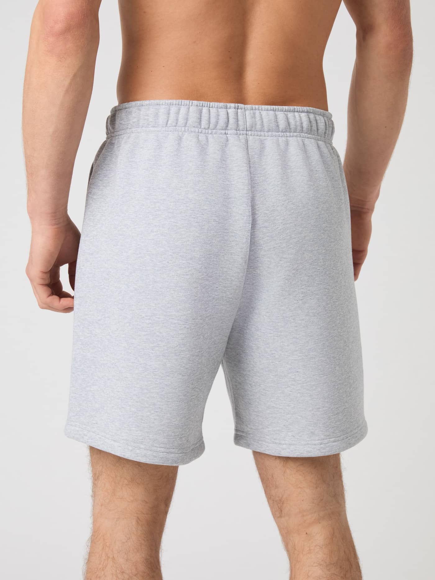 Rückansicht eines Mannes in den Centre Sweatshorts in Light Grey Melange (Grau) aus Baumwollmix mit funktionellem Stil. - Image 2