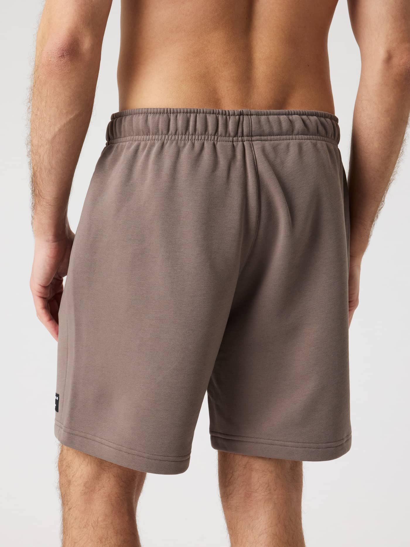 Bakside av modell i Centre Sweatshorts i Falcon (Brun) med regular fit, stilig passform og funksjon til menn. - Image 2