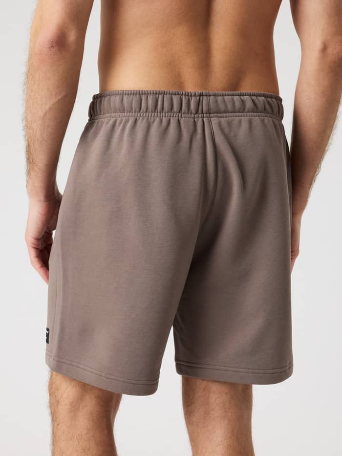 Centre Sweatshorts i Falcon (Brun) set bagfra på en mand med en almindelig pasform og stilfuldt design. - Image 2