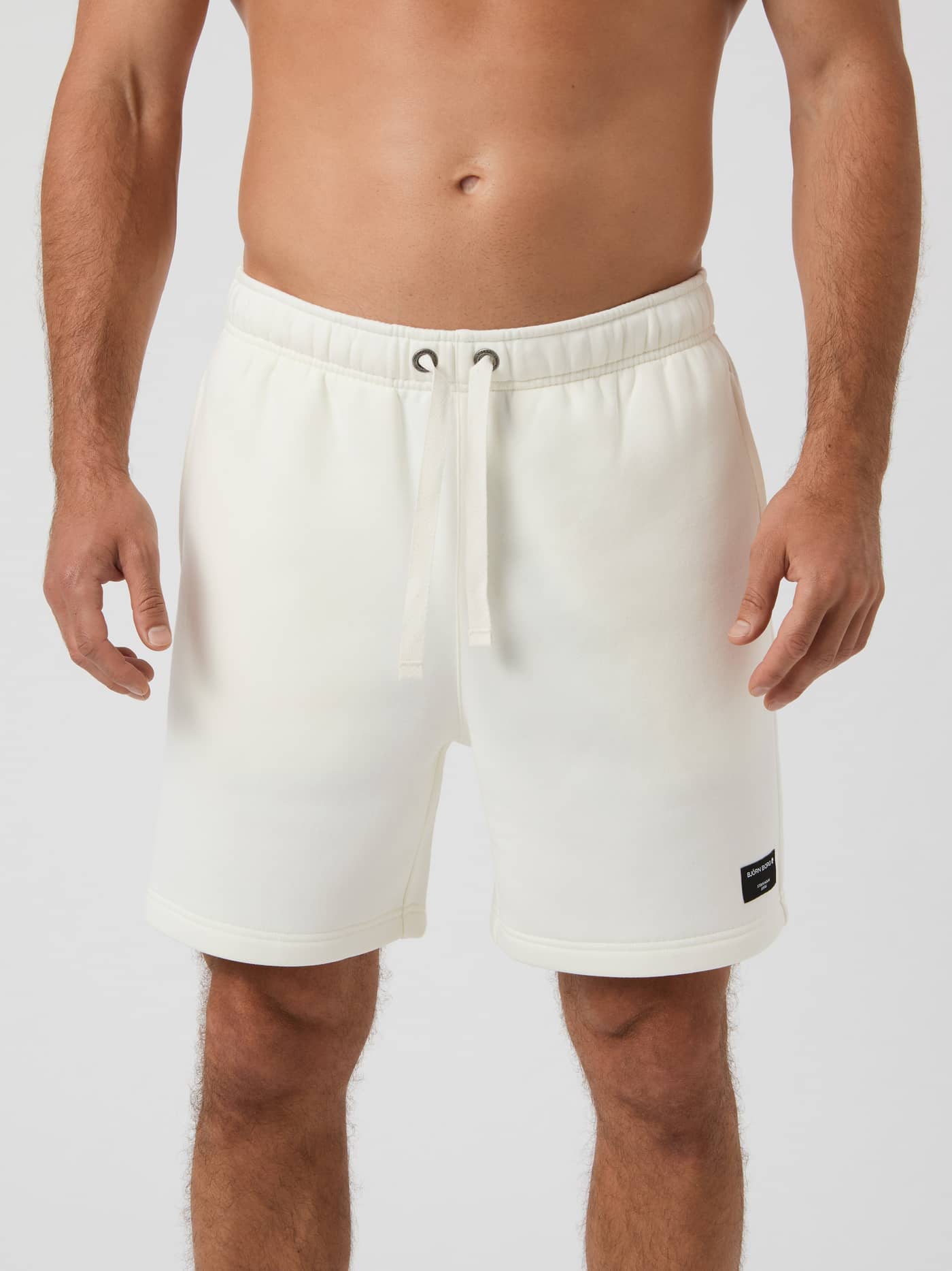 Björn Borg Centre Sweatshorts i Egret (Vit) för herrar sedda framifrån med en funktionell dragsko. - Image 2