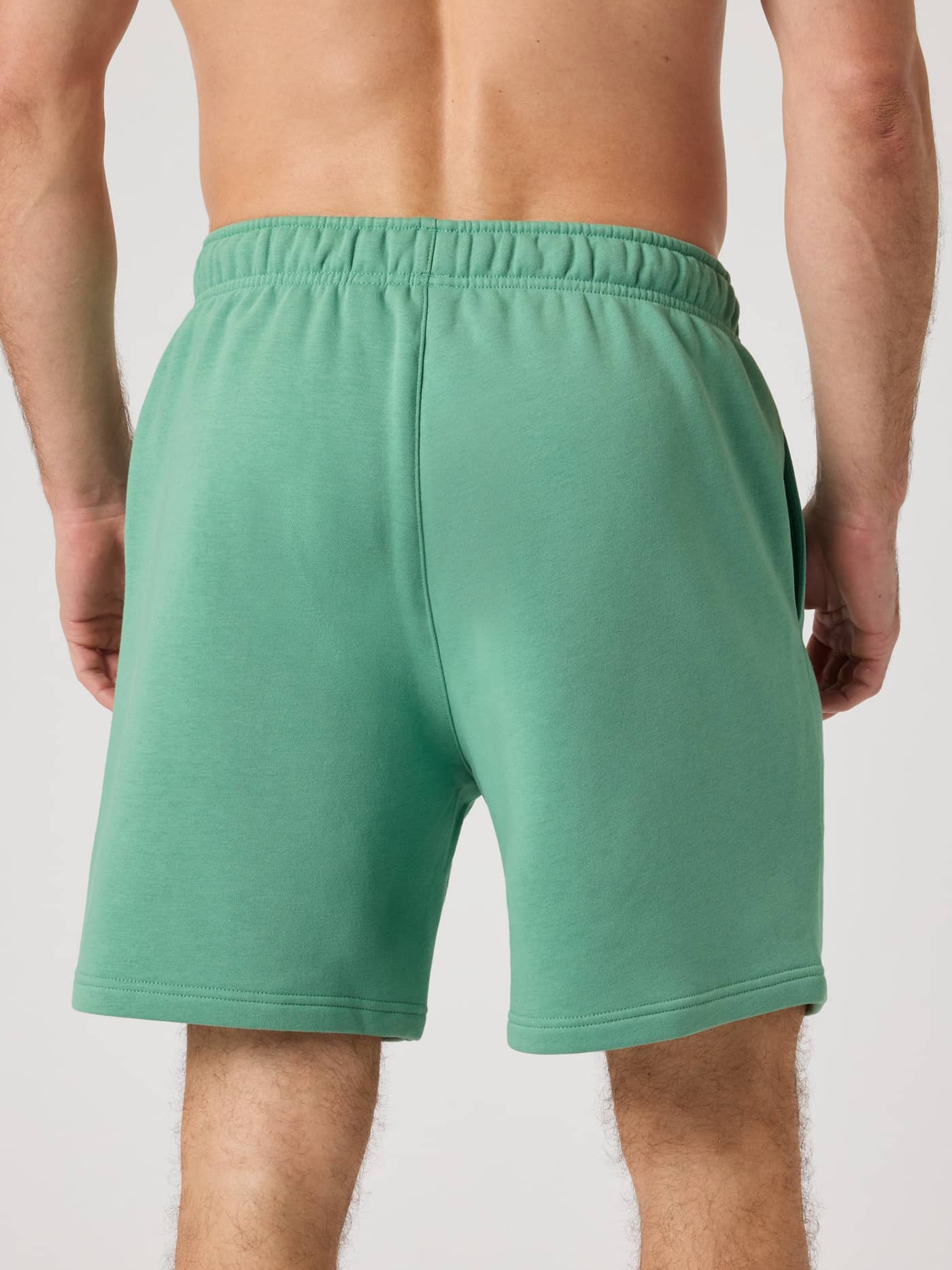 Centre Sweatshorts i Malachite Green (Grøn) set bagfra i en blød bomuldsblanding med en stilfuld pasform. - Image 3