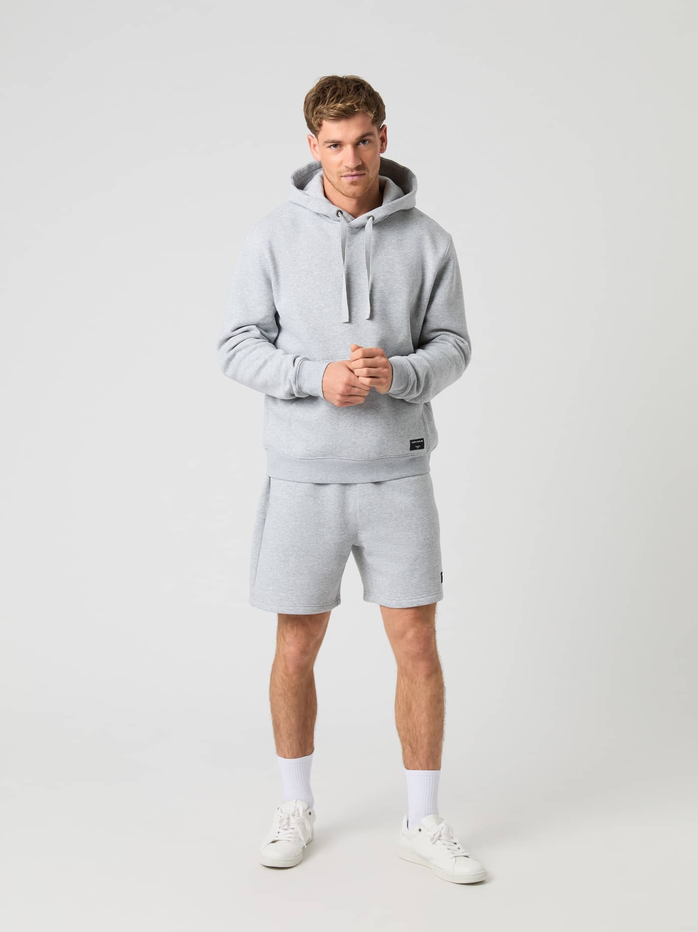 Ganzkörper-Vorderansicht eines Mannes in den Björn Borg Centre Sweatshorts in Light Grey Melange (Grau) mit stilvollem Fit. - Image 3