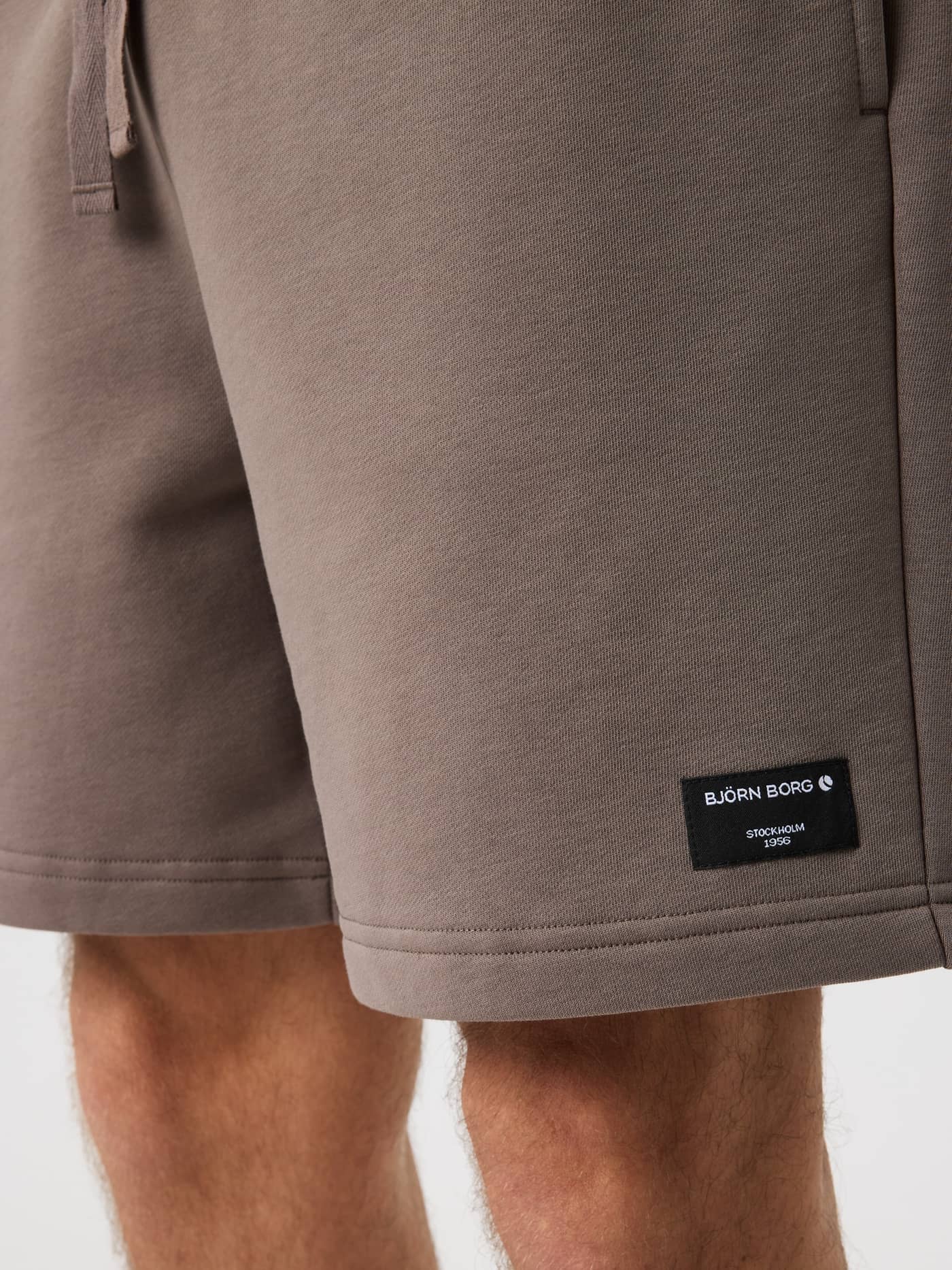 Nærbilde av Centre Sweatshorts for menn i Falcon (Brun) med signaturlogo og stilig, komfortabel passform. - Image 3