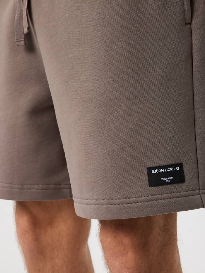 Centre Sweatshorts i Falcon (Brun) til mænd set i nærbillede med et signaturlogomærke og en komfortabel pasform. - Image 3