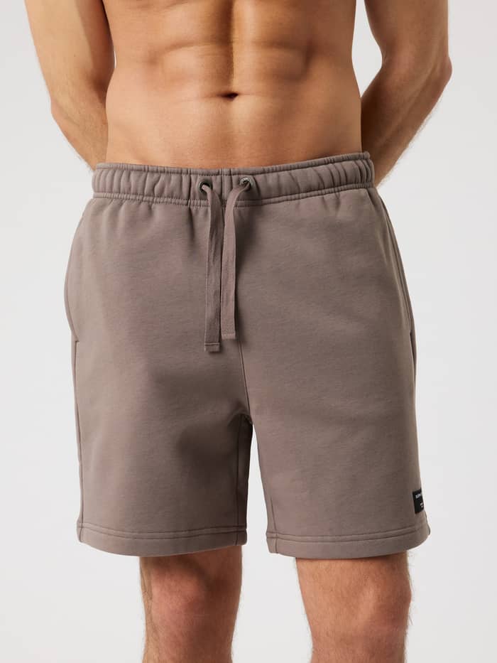 Framifrån på Falcon (Brun) Björn Borg Centre Sweatshorts med justerbar dragsko och en svart logoetikett.