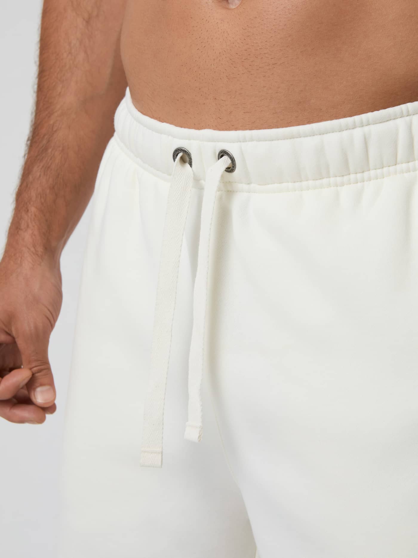 Närbild på den funktionella dragskon och metallöljetterna på Björn Borg Centre Sweatshorts i Egret (Vit). - Image 5