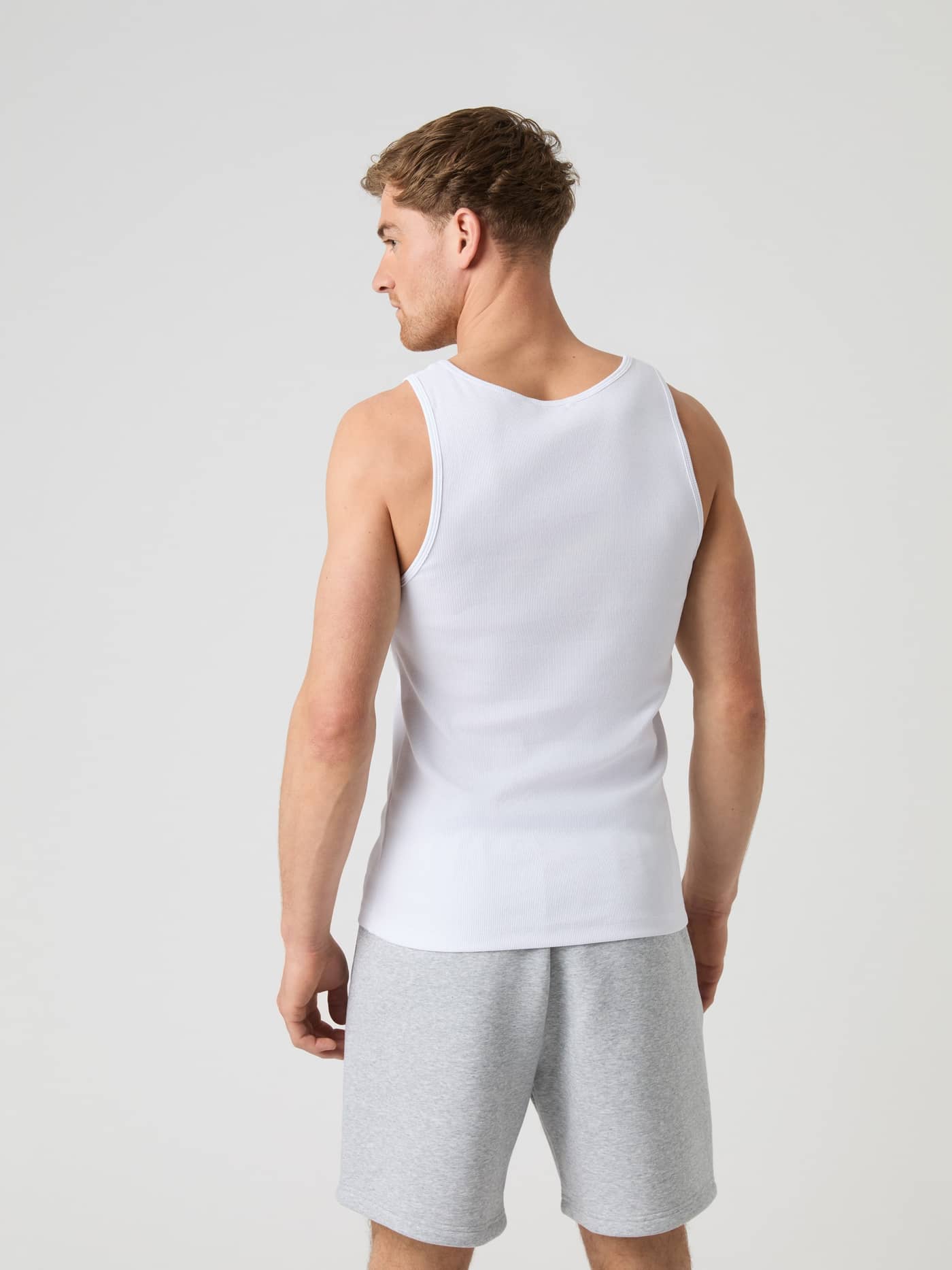 Achteraanzicht van een man in de Björn Borg Centre Ribbed Tank in Brilliant White (Wit) met een slim-fit en geribde stof. - Image 2