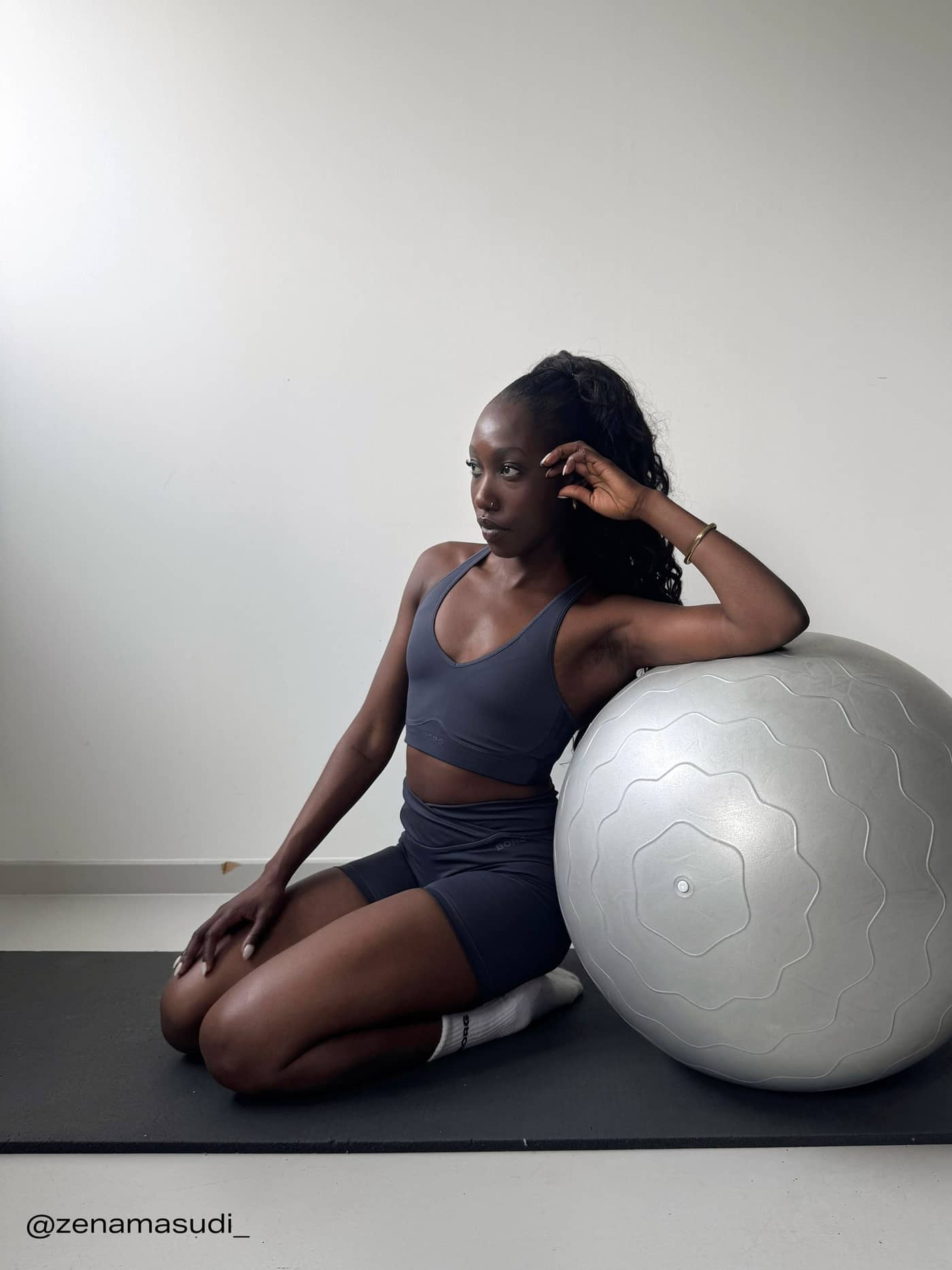 BORG MID V SUPPORT SPORTS BRA Gris foncé (Gris) à col en V, idéal pour l'entraînement avec un ballon de gym. - Image 2