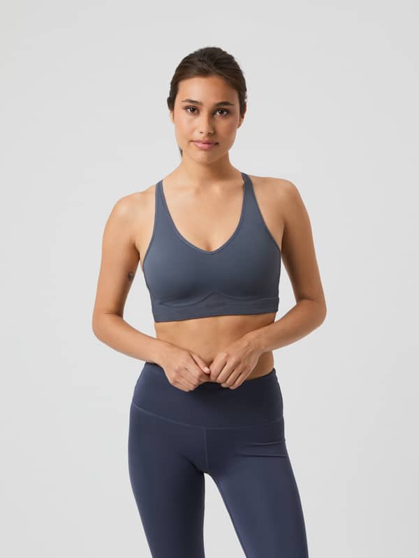 Borg Mid V Support Sports Bra in Odyssey Gray (Grijs), vooraanzicht met grijs logo en stijlvolle pasvorm voor training.