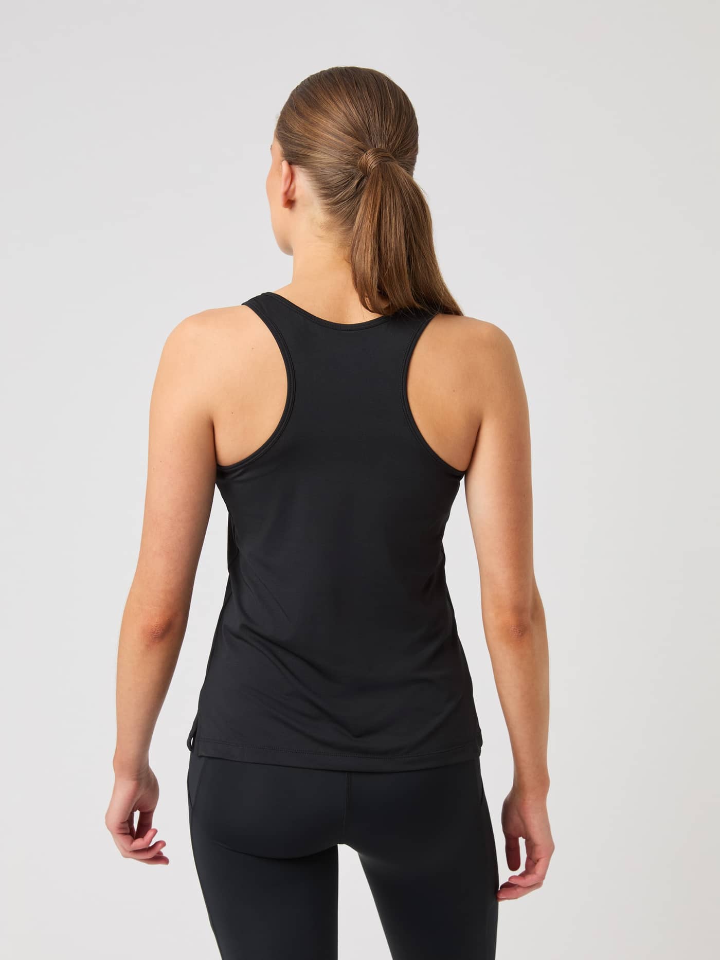 Rückansicht eines Models im Borg Racerback Tank Top in Black Beauty (Schwarz) für Training mit optimaler Passform. - Image 2