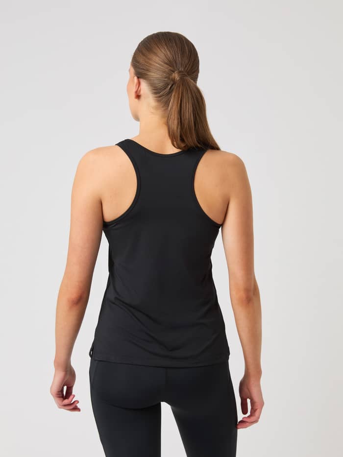 Rückansicht eines Models im Borg Racerback Tank Top in Black Beauty (Schwarz) für Training mit optimaler Passform. - Image 2
