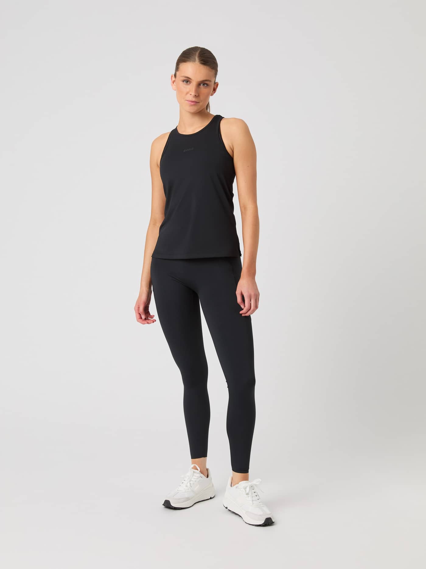Vorderansicht einer Frau im Borg Racerback Tank Top in Black Beauty (Schwarz) mit stilvoller, normaler Passform für Training. - Image 4