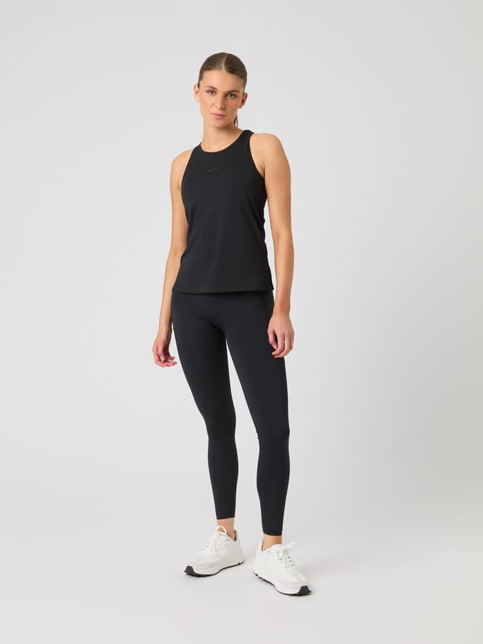 Vorderansicht einer Frau im Borg Racerback Tank Top in Black Beauty (Schwarz) mit stilvoller, normaler Passform für Training. - Image 4