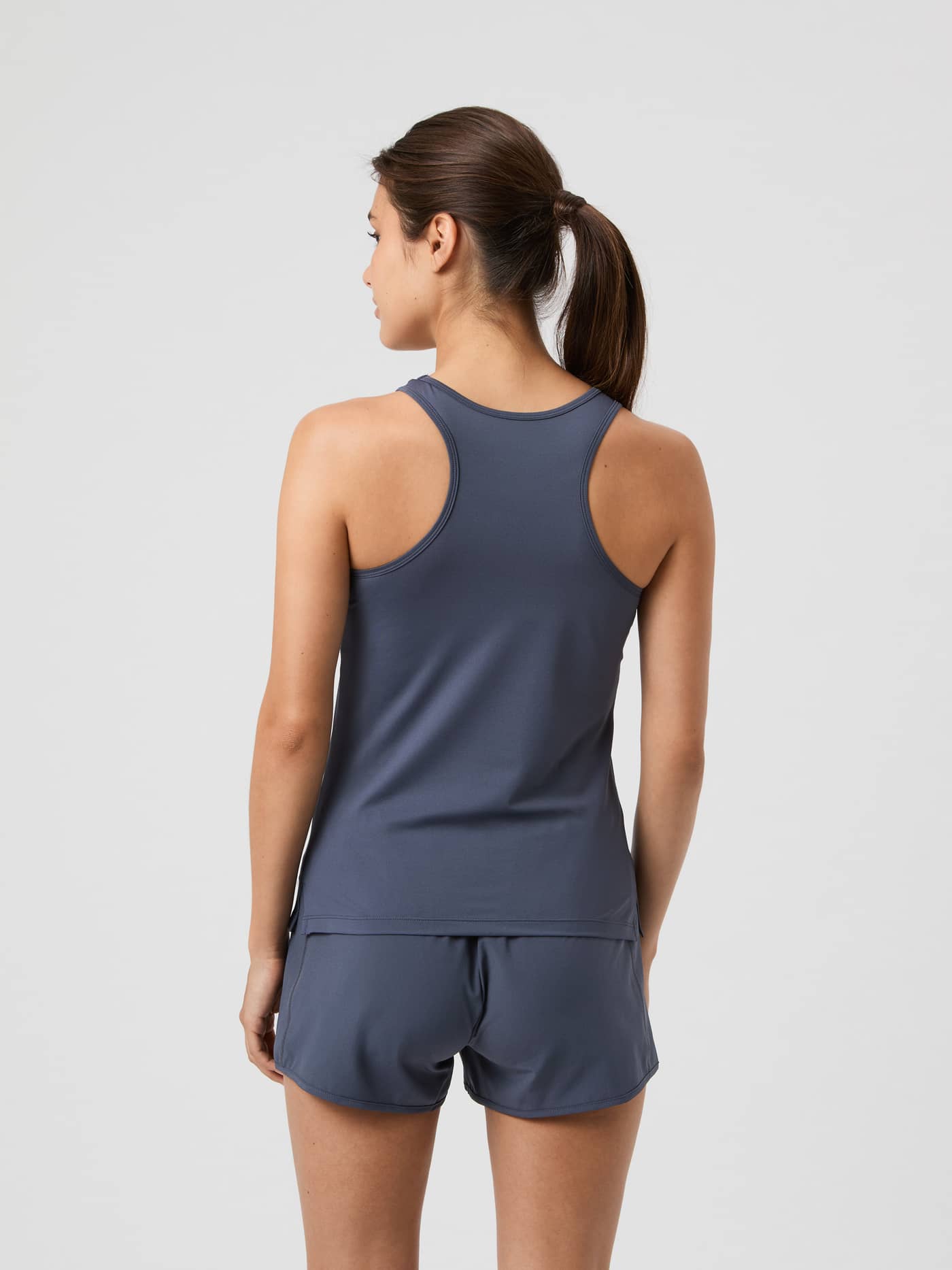Borg Racerback Tank Top i Odyssey Gray (Grå) set bagfra med en almindelig pasform til træning. - Image 2