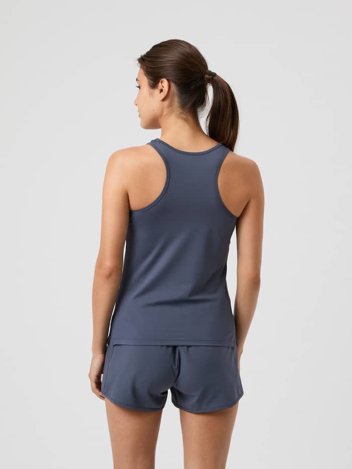 Rückansicht eines Models im Borg Racerback Tank Top in Odyssey Gray (Grau) mit normaler Passform für das Training. - Image 2