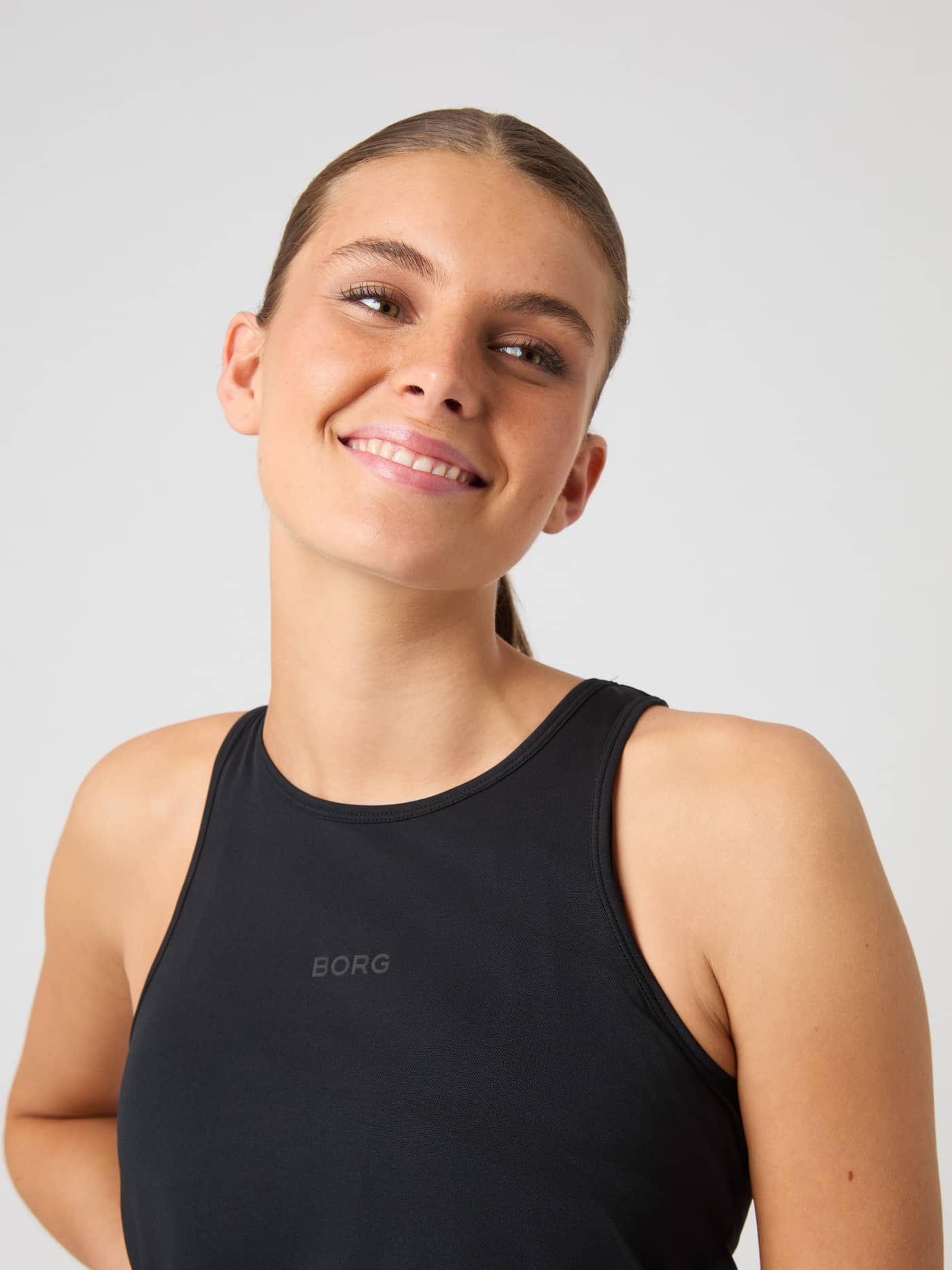 Nahaufnahme des Borg Racerback Tank Top in Black Beauty (Schwarz) mit schwarzem Logo und stylischem Fit für das Training. - Image 3