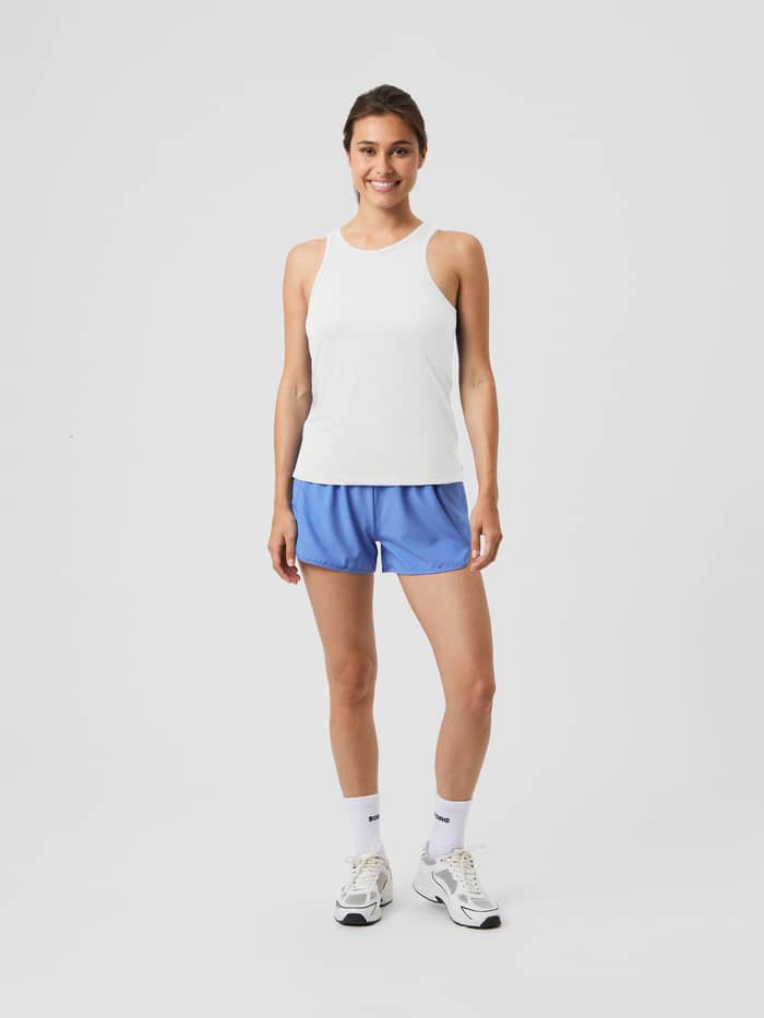 Vue de face du Borg Racerback Tank Top en Cannoli Cream (Blanc), coupe régulière idéale pour l'entraînement. - Image 3