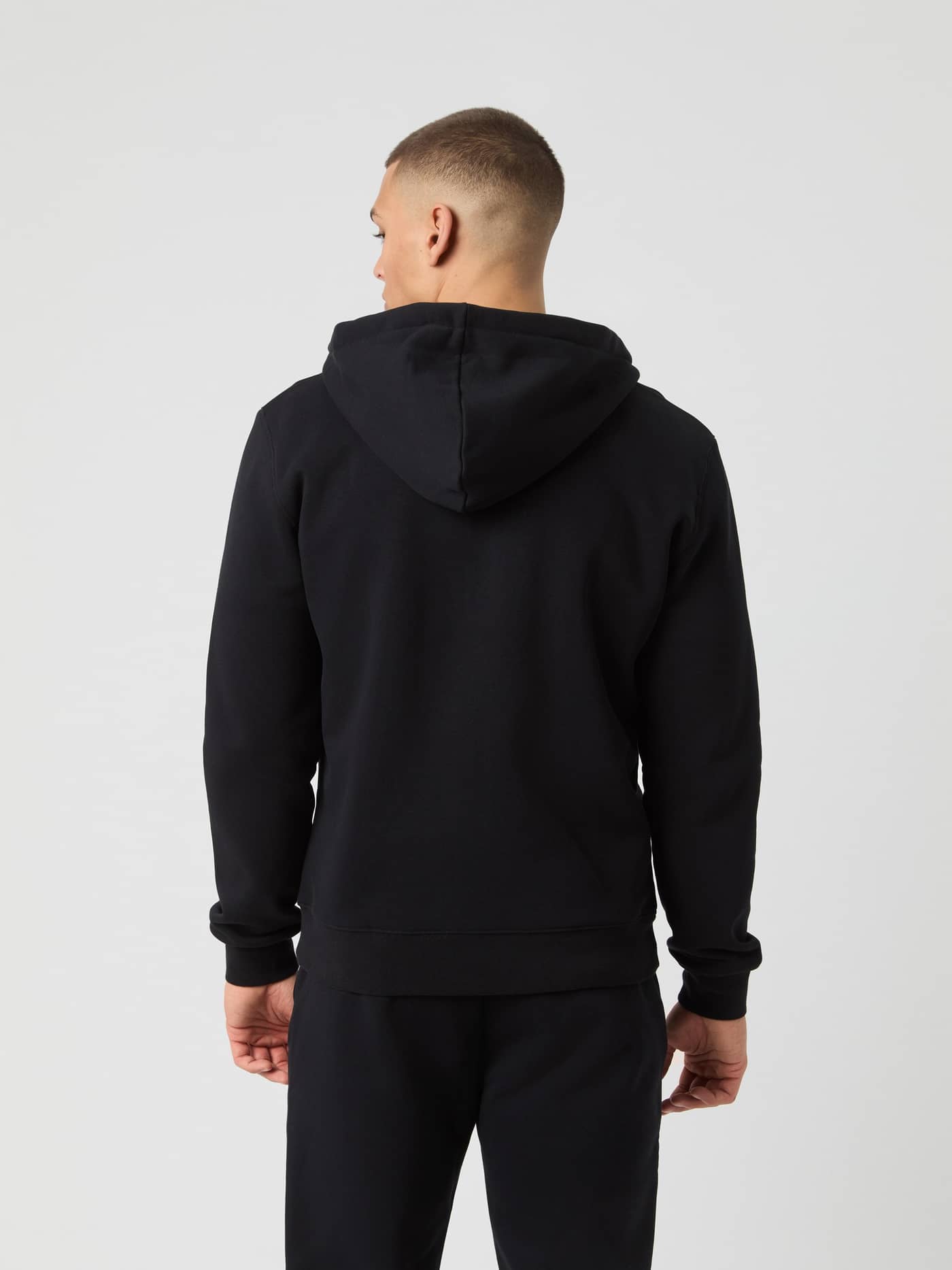 Achteraanzicht van een man in de Björn Borg Centre Zip Hoodie van zachte katoenmix in Black Beauty (Zwart). - Image 2