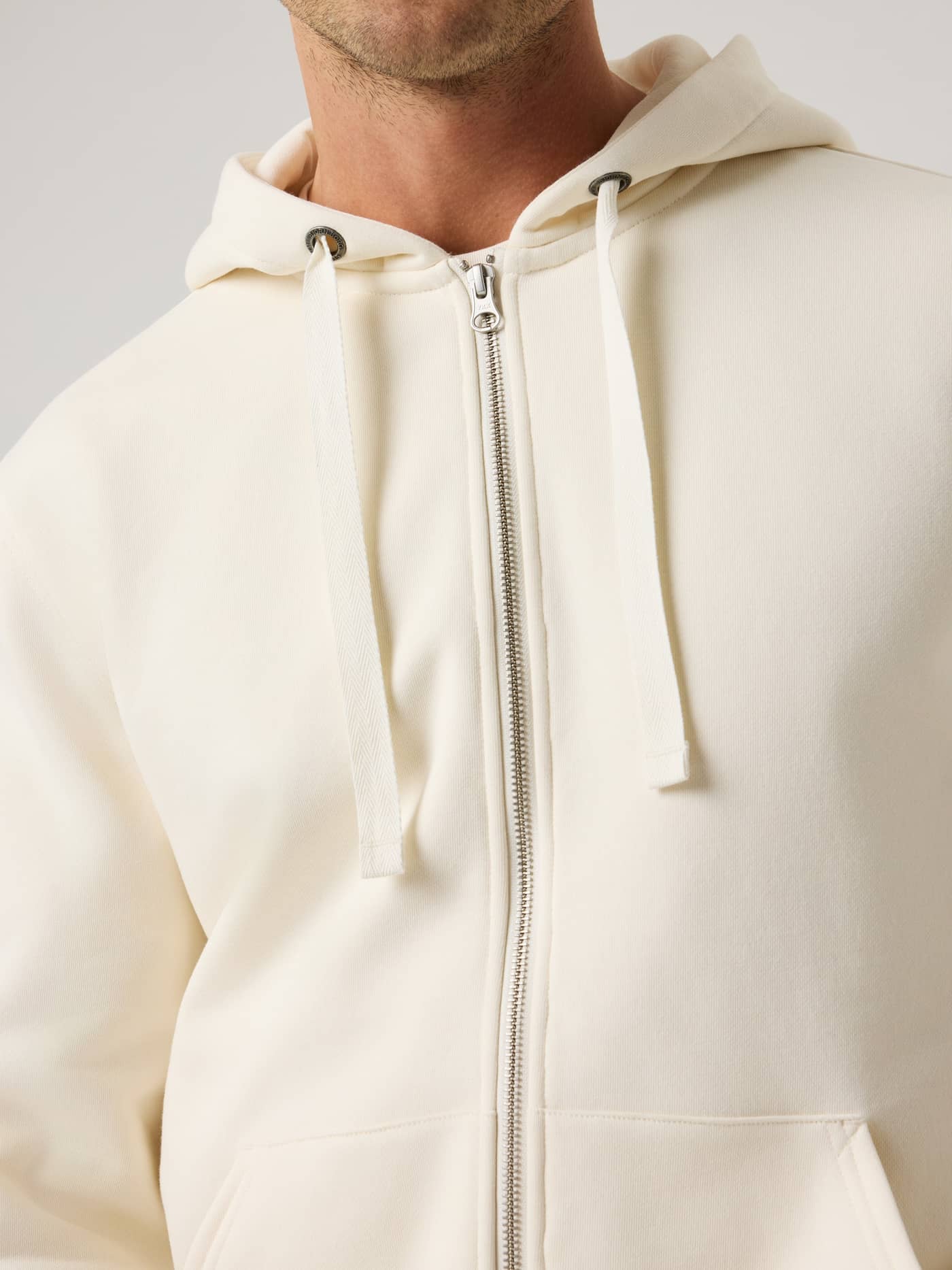 Centre Zip Hoodie i Tofu (Hvid) til mænd i nærbillede med lynlås og flade snore i en blød bomuldsblanding. - Image 5