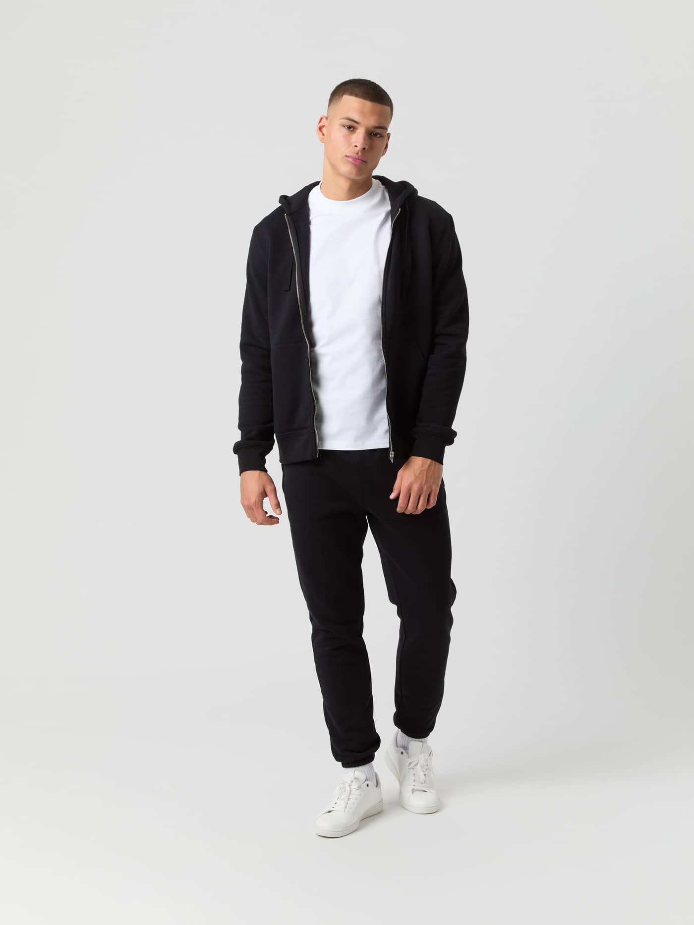 Vooraanzicht van een man in de Björn Borg Centre Zip Hoodie in Black Beauty (Zwart) met een stijlvolle regular fit. - Image 3