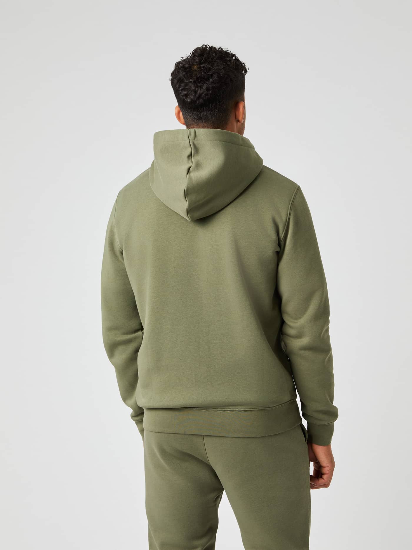 Rückansicht eines Mannes im Björn Borg Centre Zip Hoodie in Dusty Olive (Grün) mit stilvollem Fit und Funktion. - Image 2