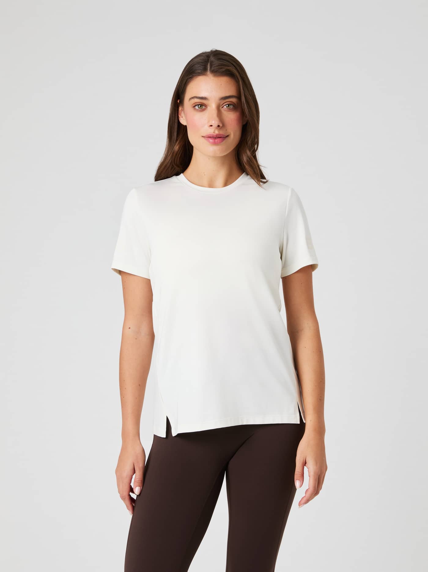 Vue de face d'un mannequin portant le Borg T-Shirt en Tofu (Blanc) à coupe régulière pour l'entraînement. - Image 1