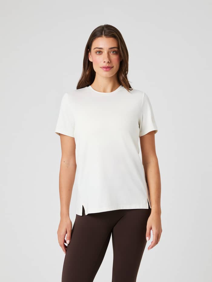 Modell framifrån i Björn Borg T-shirt i Tofu (Vit) för dam, en tränings-t-shirt med normal passform.