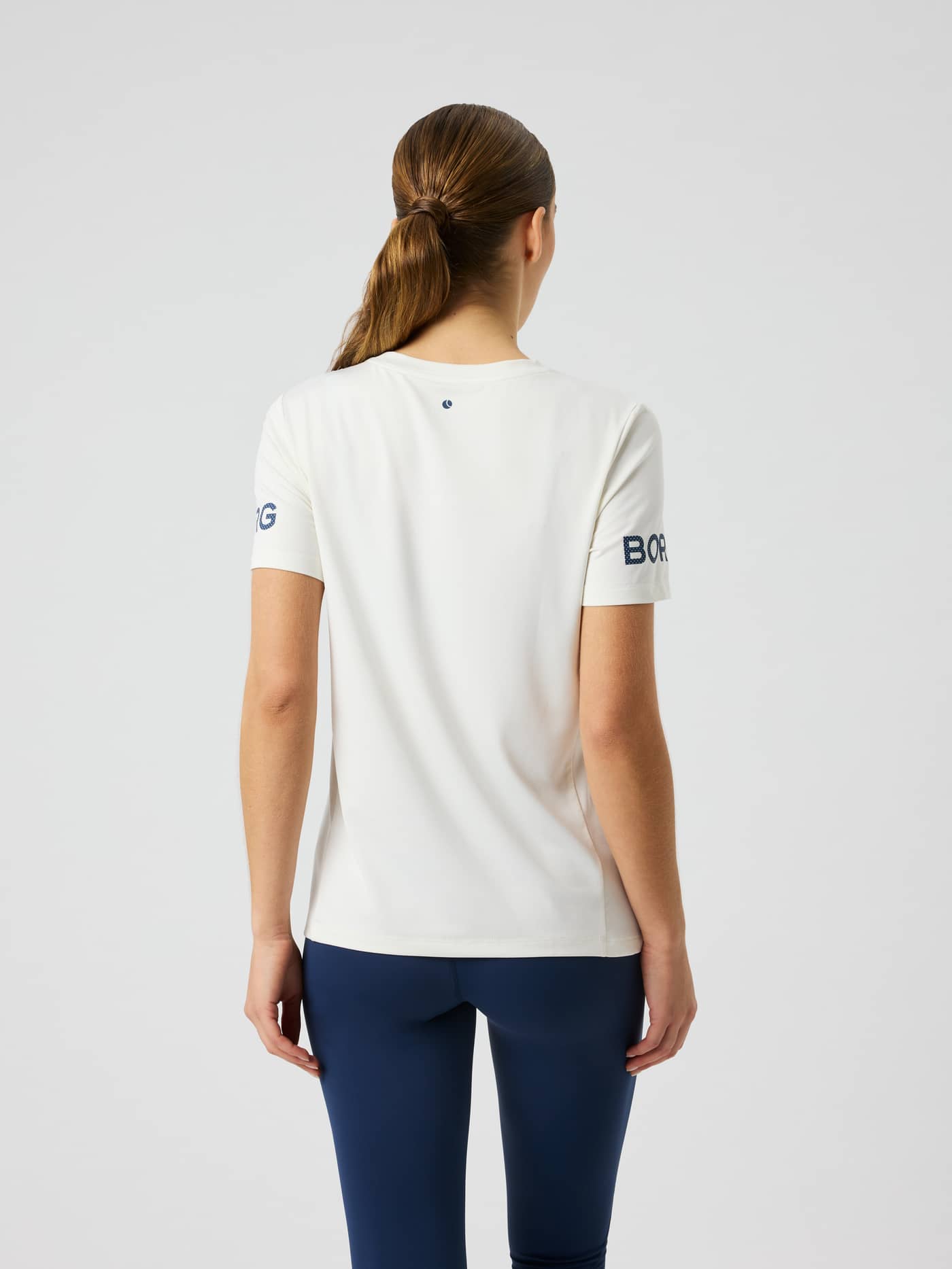 Achteraanzicht van het Borg T-Shirt in Tofu (beige) met korte mouwen en logo-prints. - Image 2