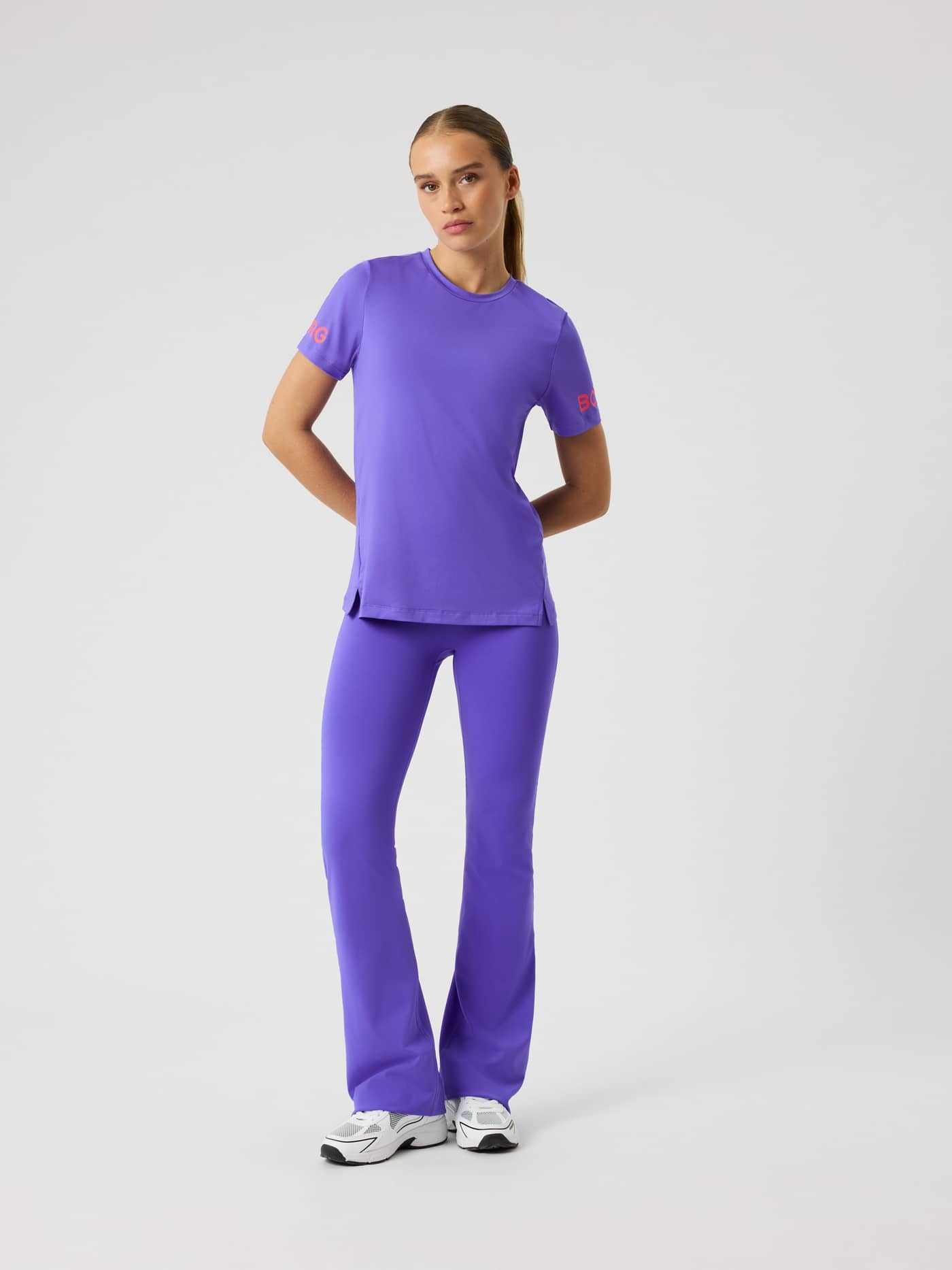 Helfigur framifrån på en kvinna i en Borg T-shirt i Simply Purple (Lila) med regular fit för träning. - Image 3