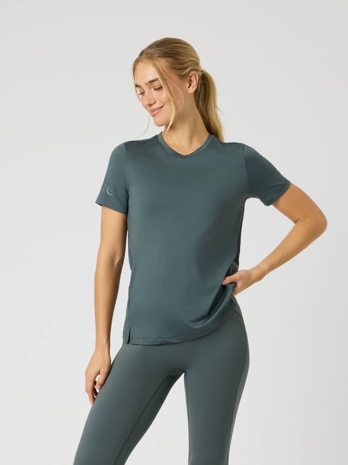 Vooraanzicht van het Borg T-Shirt in Urban Chic (Groen), een regular-fit trainingstop met tonale mouwlogo's.