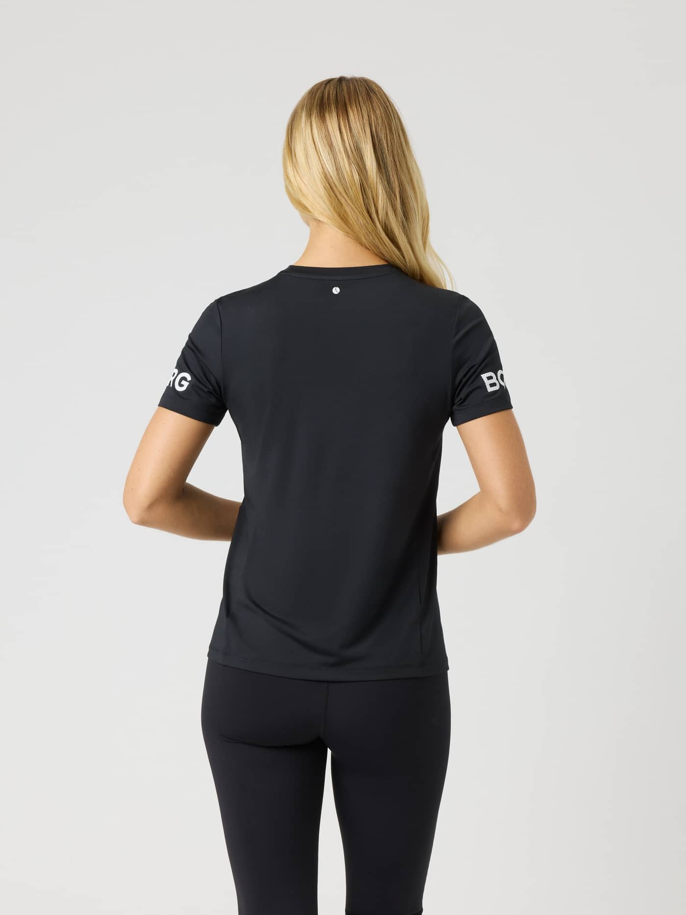 Achteraanzicht van de Borg T-Shirt in Black Beauty (Zwart) met witte mouwlogo's en een sportieve pasvorm voor training. - Image 2