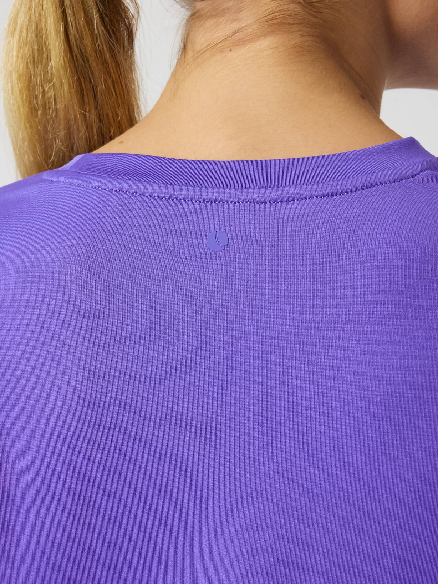 Närbild bakifrån på Borg T-Shirt i Simply Purple (Lila) för träning med en ton-i-ton-logotyp i nacken. - Image 4