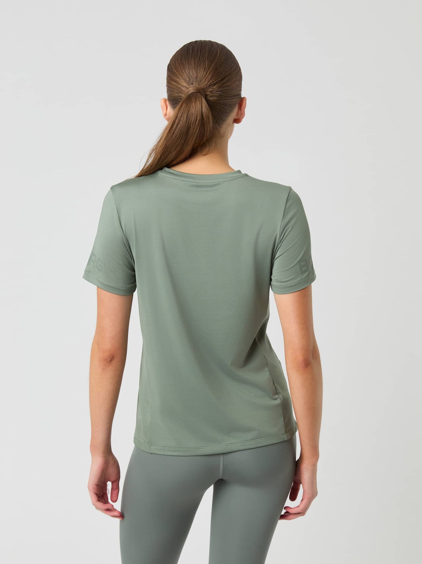 Borg T-Shirt i Agave Green (Grön) sedd bakifrån på dam, i stretchig återvunnen polyester och regular fit för träning. - Image 3