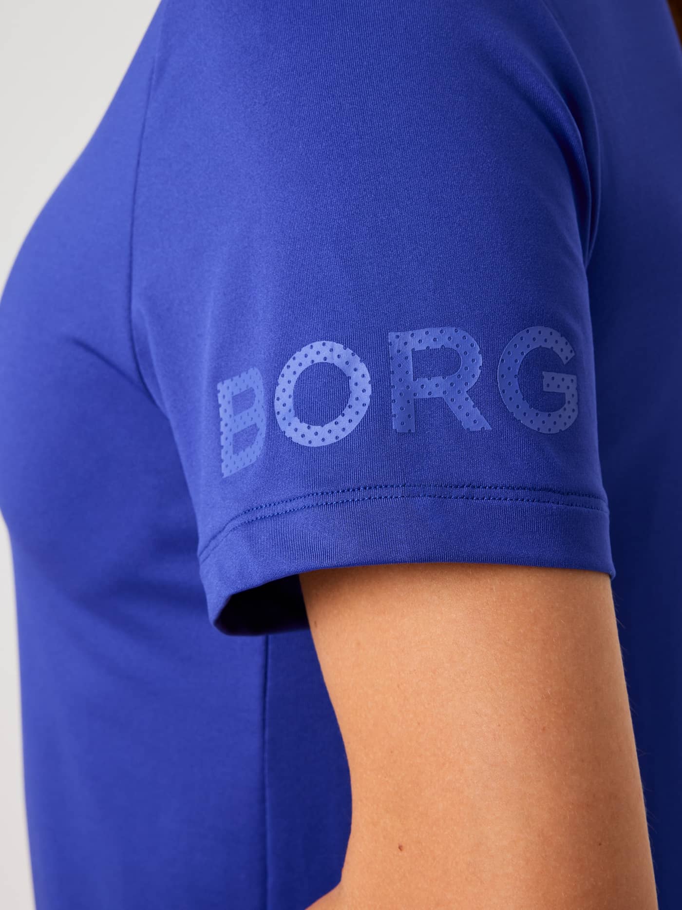 Primer plano de la Borg T-Shirt de entrenamiento en Clematis Blue (Azul) con ajuste elegante y logotipo BORG punteado a tono. - Image 4