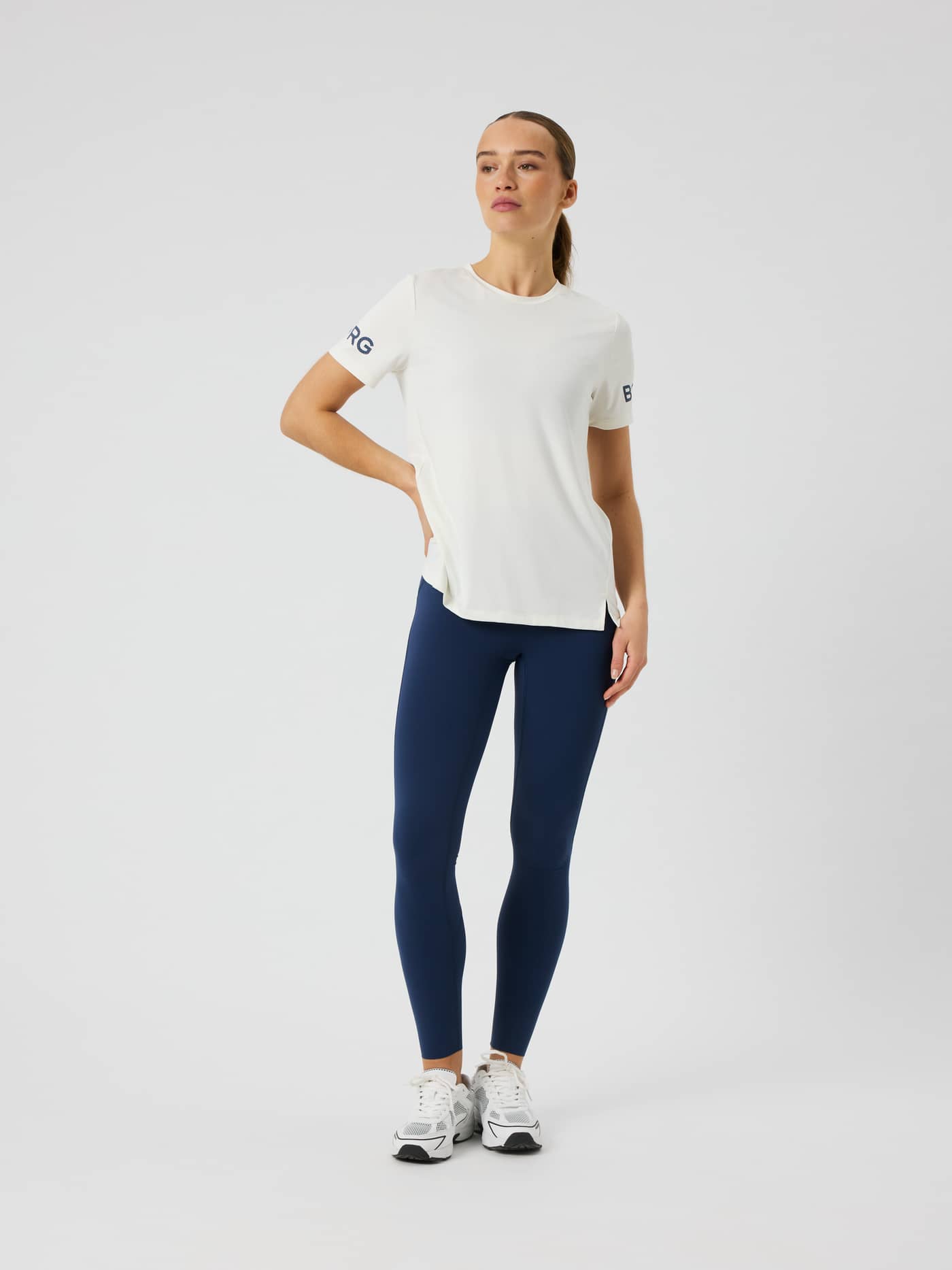 Vooraanzicht van het Borg T-shirt in Beige (beige) met korte mouwen en kenmerkende prints op de armen. - Image 3