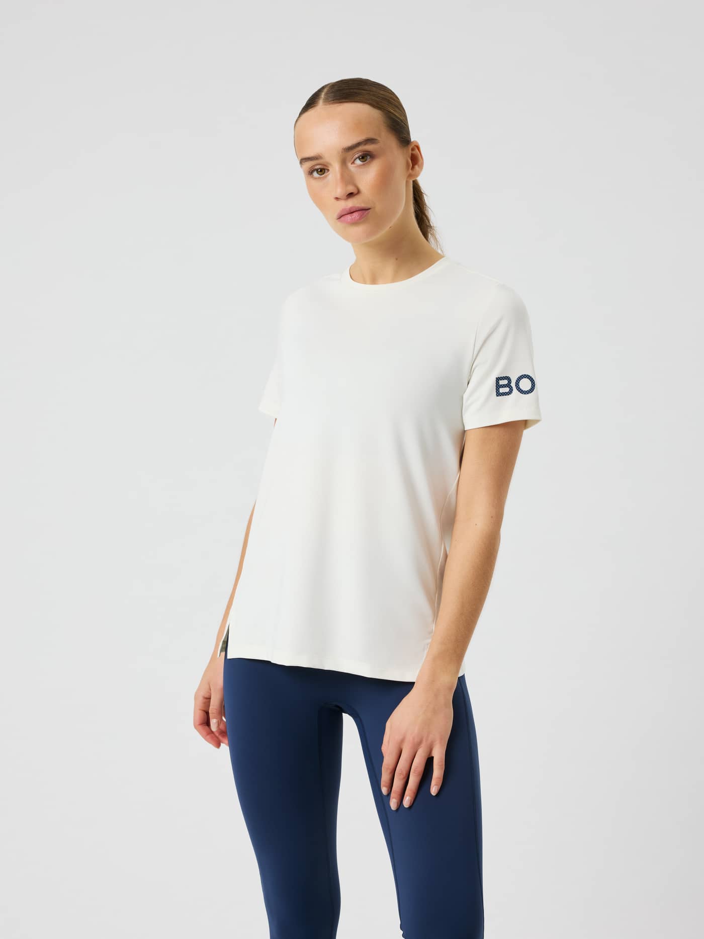 Vooraanzicht van het Borg T-shirt in Tofu (beige) met korte mouwen, een ronde hals en een blauw logoprint. - Image 1