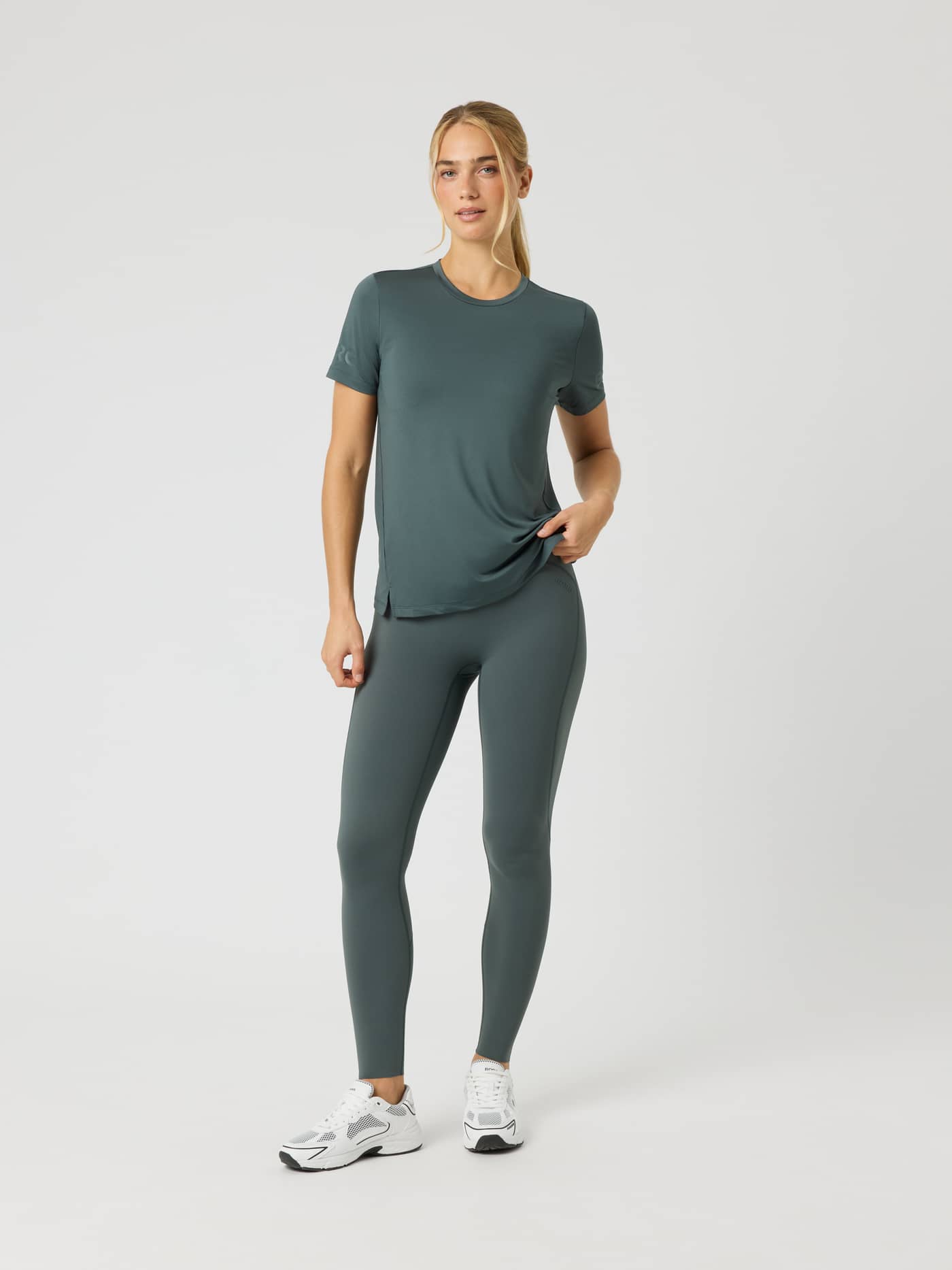 Borg T-Shirt in Urban Chic (Green) for women, a regular-fit training top with tonal sleeve logos and side slits. - Image 3