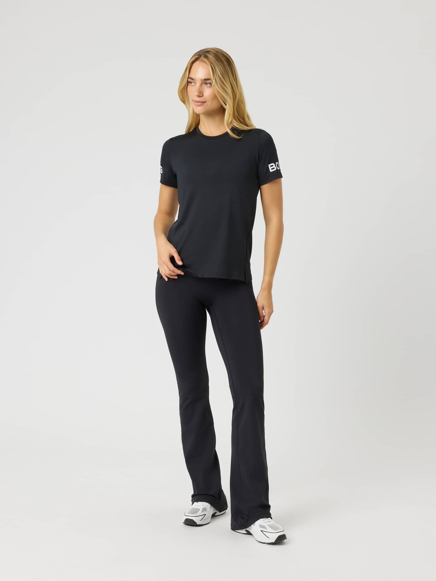 Borg T-Shirt in Black Beauty (Zwart) met normale pasvorm en witte logo's voor training, getoond in volledig vooraanzicht. - Image 3