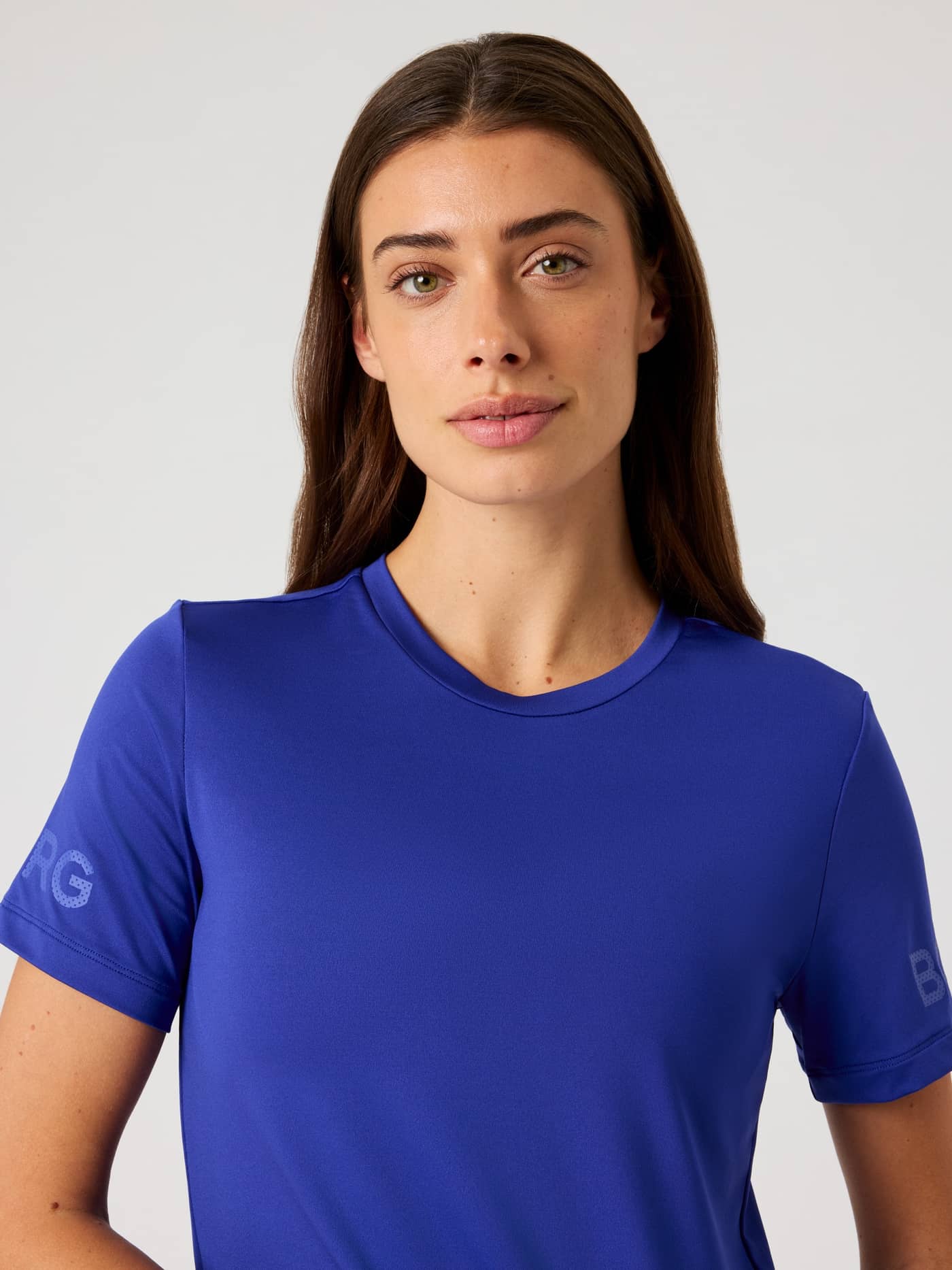 Primer plano frontal de una mujer con la Borg T-Shirt de entrenamiento en Clematis Blue (Azul) con logos blancos. - Image 5
